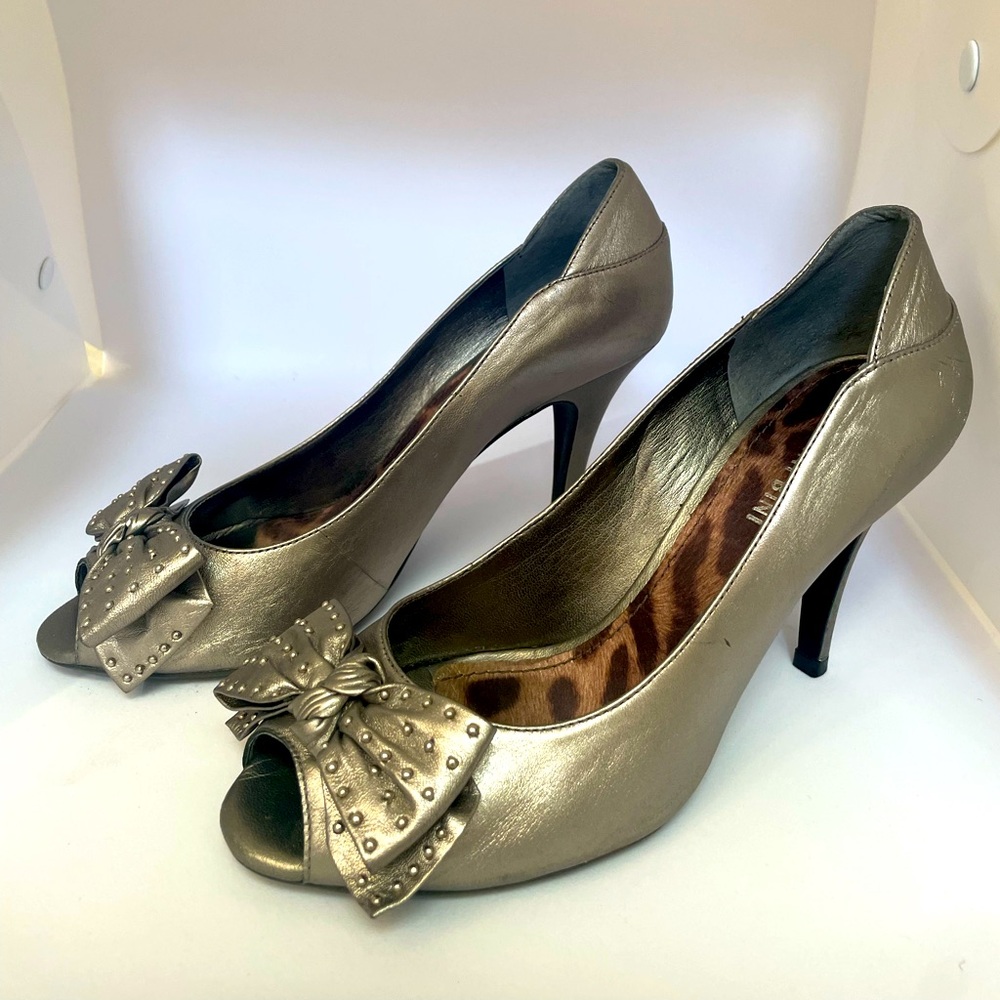 Silver heels with bow, open toe